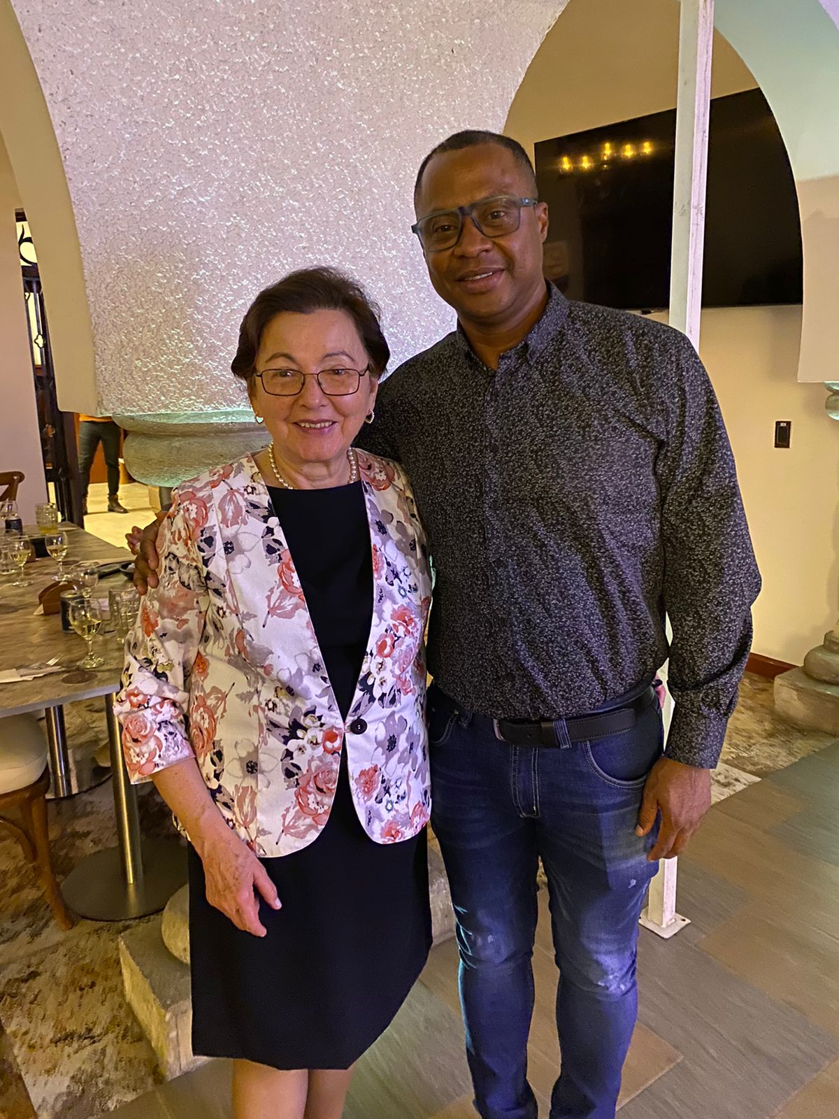 María Inés Mejía, secretaria ejecutiva del Consejo Profesional de Química, junto a un asistente en la celebración de los 25 años del programa de Química de la USC.