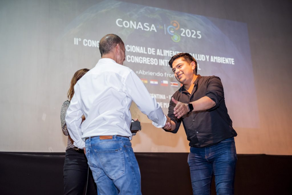 Dr. Sergio Acevedo recibiendo reconocimiento